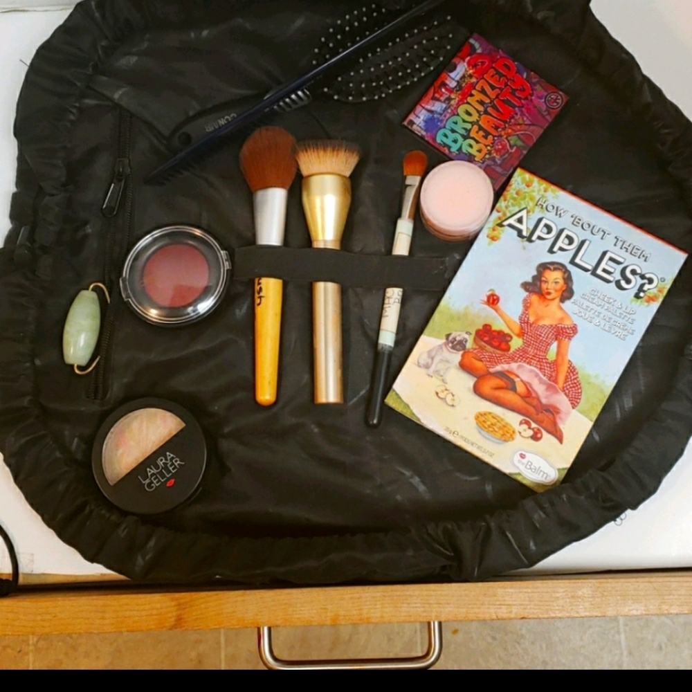 Lay-n-go cosmo drawstring Bumblebee cosmetic makeup Organizer1